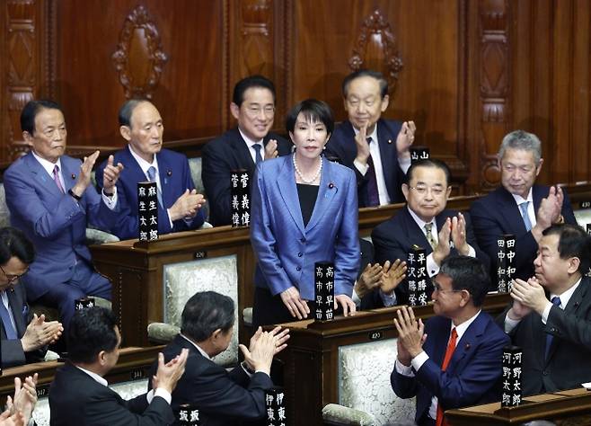다카이치 사나에(가운데) 일본 총리가 지난 10월 21일 도쿄 중의원 총리 지명 선거 결과 발표 직후 동료 의원들의 축하를 받고 있다. 도쿄 EPA 연합뉴스
