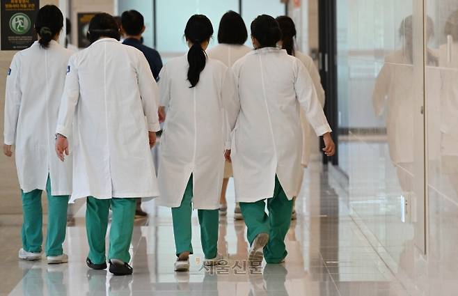 서울 시내 한 대형병원에서 의료진이 이동하고 있다. 홍윤기 기자