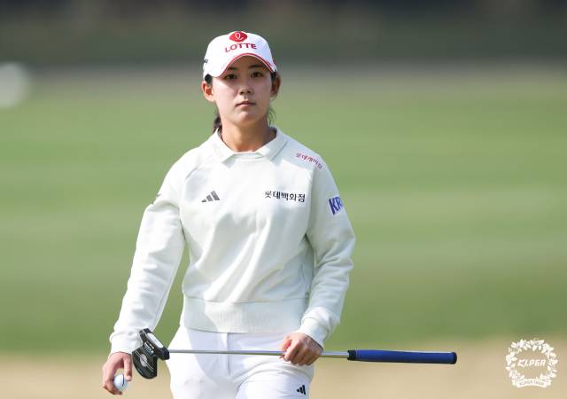 퍼팅을 마치고 이동하고 있는 황유민. 사진 제공=KLPGA