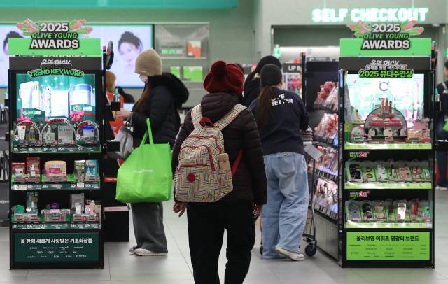 한국을 찾은 외국인 관광객들의 소비 형태가 ‘가성비’에 중점을 두는 방향으로 바뀐 것으로 나타났다. 이달 16일 인천 영종도 인천국제공항 올리브영 매장 모습. 연합뉴스