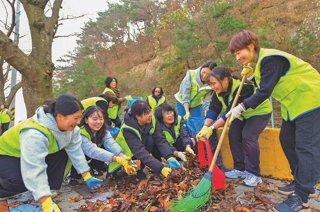 2025년 11월 26일 경북 영천시 영천댐하류공원에서 열린 ‘희망의 숲’ 캠페인에서 하나님의 교회 신자들이 낙엽을 수거하고 있다. 하나님의 교회