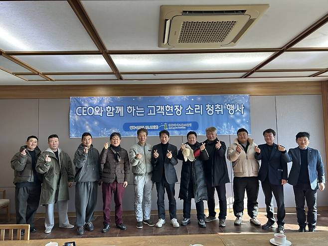 김남일 경북문화관광공사 사장(중앙)이 26일 안동레이크골프클럽에서 CEO와 함께 하는 고객현장 소리 청취 행사 후 고객들과 기념촬영을 하고 있다. ⓒ경북문화관광공사 제공