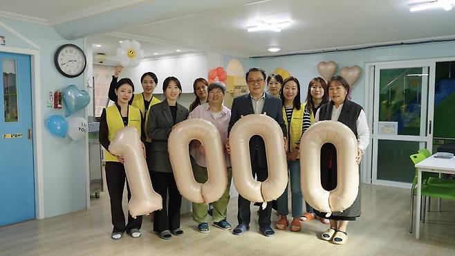 경기 시흥 소재 푸른지역아동센터에서 진행한 ‘공간개선 사업’ 1000호 기념 촬영. 사진제공｜한샘