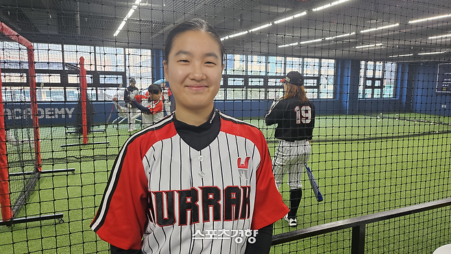 후라 막내 선수 박민교양이 웃고 있다.