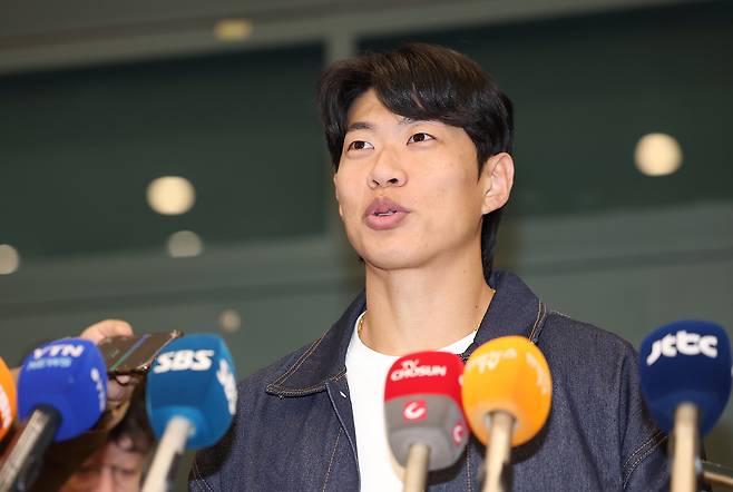 샌디에이고와 계약한 송성문이 지난 23일 인천공항에서 기자회견을 하고 있다. 연합뉴스