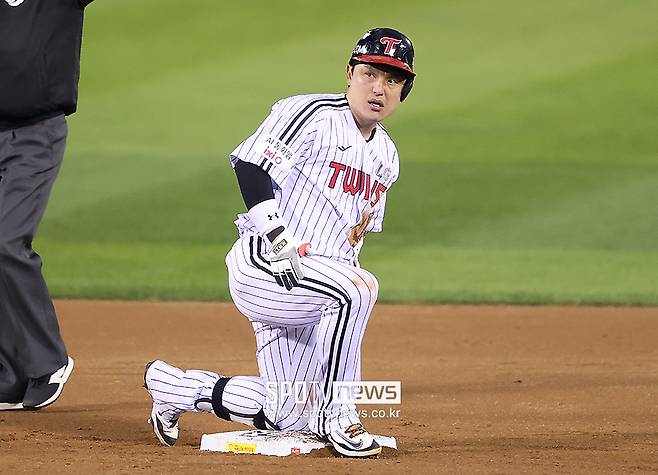 ▲ 박동원은 한국시리즈 2차전에서 적시타를 친 뒤 2루에서 헤드퍼스트 슬라이딩을 하다 허리 근육통을 느꼈다. ⓒ곽혜미 기자