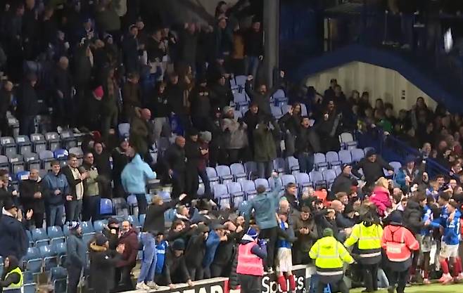 30일(한국시간) 영국 포츠머스의 프래턴 파크에서 열린 2025~2026 잉글랜드 프로축구 챔피언십(2부) 24라운드 찰튼 애슬레틱전에서 양민혁의 후반 추가시간 막판 극장골이 터지자 기뻐하고 있는 포츠머스 팬들. /사진=포츠머스 SNS 영상 캡처