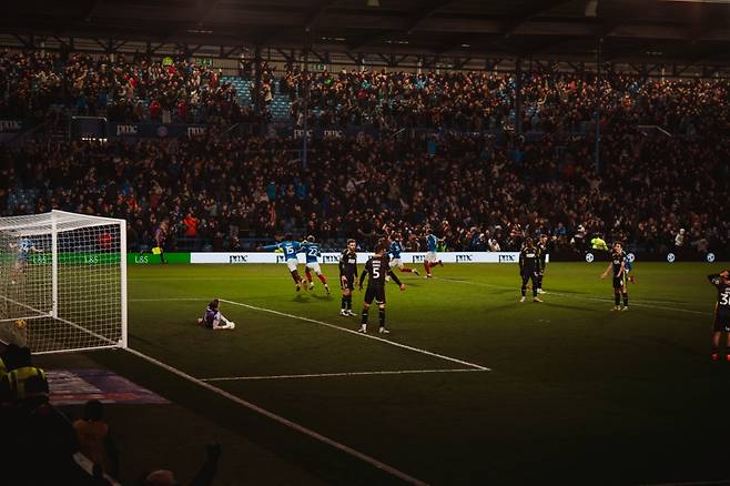 30일(한국시간) 영국 포츠머스의 프래턴 파크에서 열린 2025~2026 잉글랜드 프로축구 챔피언십(2부) 24라운드 찰튼 애슬레틱전에서 양민혁의 후반 추가시간 막판 극장골이 터지자 희비가 엇갈린 양 팀 선수들. /사진=포츠머스 SNS 캡처