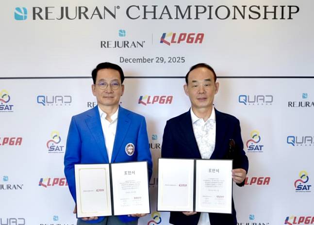 김상열 KLPGA 회장(왼쪽)과 정상수 파마리서치 회장이 29일 리쥬란 챔피언십 조인식에서 기념촬영을 하고 있다. /사진=파마리서치 제공