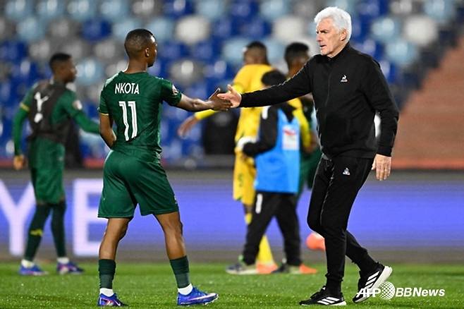 휴고 브로스(오른쪽) 감독이 남아공 선수와 악수하고 있다. /AFPBBNews=뉴스1