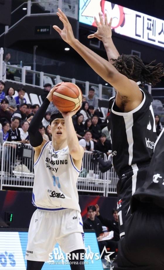 30일 오후 7시 수원KT 소닉붐 아레나에서 열린 2025~2026시즌 LG전자 프로농구 정규리그 경기 중 힉스(오른쪽)가 이관희의 슛을 블락하고 있다. /사진=김진경 대기자
