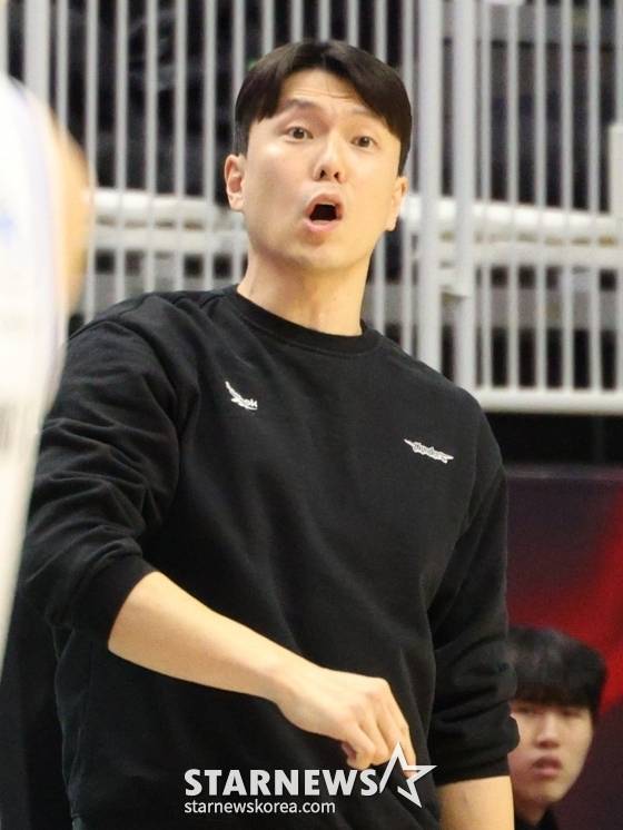 김효범 서울 삼성 감독이 30일 오후 7시 수원KT 소닉붐 아레나에서 열린 2025~2026시즌 LG전자 프로농구 정규리그 경기 중 소리치고 있다. /사진=김진경 대기자