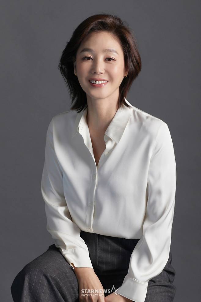 배우 김성령이 JTBC 토일드라마 '정숙한 세일즈' 종영 인터뷰를 위해 포즈를 취하고 있다.  김성령은 극중 방판 시스터즈의 맏언니 오금희 역을 맡았다. 오금희는 과거 부유한 환경에서 살아왔으나 일련의 사건으로 방판에 뛰어든 인물이다. / 사진제공-FN엔터테인먼트 /사진=김창현 chmt@