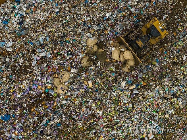 수도권매립지 폐기물 매립 작업 작년 6월 24일 오전 인천 서구 수도권매립지 제3매립장에서 폐기물 매립 작업이 이뤄지고 있다. [연합뉴스 자료사진]