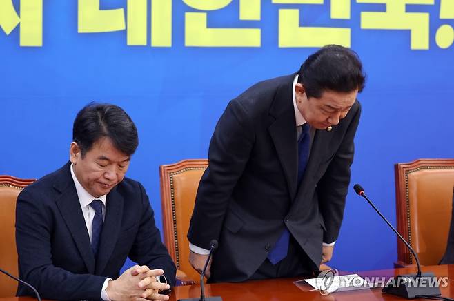 사퇴 의사 밝히는 김병기 원내대표 (서울=연합뉴스) 황광모 기자 = 더불어민주당 김병기 원내대표가 30일 서울 여의도 국회에서 열린 민주당 원내대책회의에서 사퇴 의사를 밝히며 인사하고 있다. 2025.12.30 hkmpooh@yna.co.kr