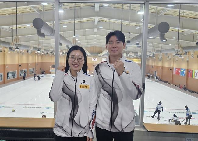 주먹을 불끈 쥔 김선영(왼쪽)과 정영석 [촬영 설하은]