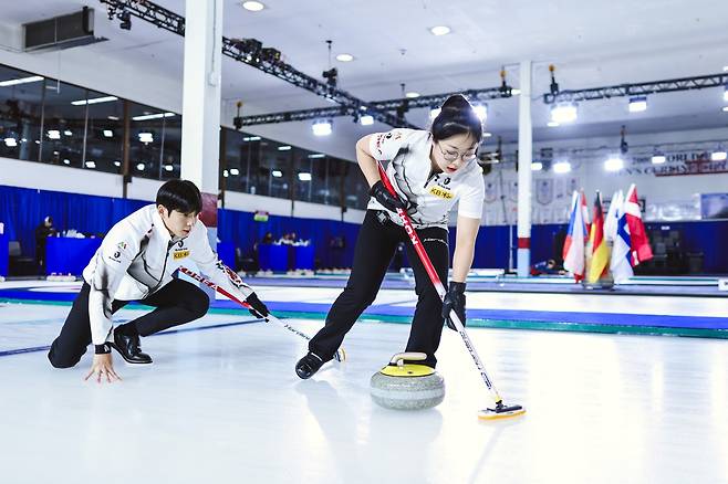 정영석(왼쪽)과 김선영 [대한컬링연맹 제공. 재판매 및 DB 금지]
