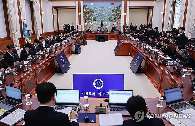 이재명 정부, 청와대 첫 국무회의 (서울=연합뉴스) 한상균 기자 = 이재명 대통령이 30일 청와대에서 국무회의를 주재하고 있다. 2025.12.30 [청와대통신사진기자단] xyz@yna.co.kr