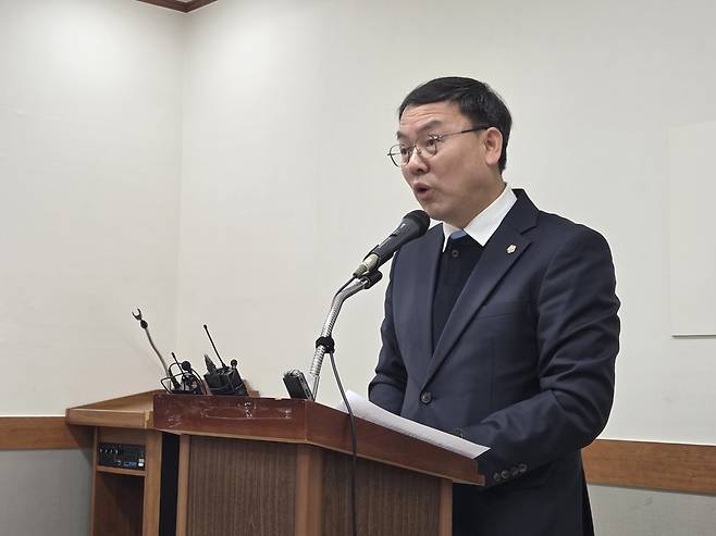 기자회견하는 박완희 청주시의원 촬영 천경환 기자