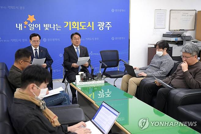 강기정 광주시장 "행정통합 지금 바로" (광주=연합뉴스) 강기정 광주시장이 30일 광주시청 기자실에서 차담회를 열고 광주·전남 행정 통합을 '지금 바로' 추진하겠다는 입장을 표명하고 있다. 2025.12.30 [광주시 제공. 재판매 및 DB 금지] pch80@yna.co.kr