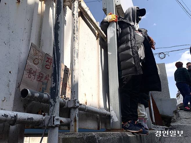 2024년 3월 8일 오후 1시40분께 파주시 용주골 성매매 집결지에서 이곳 종사 여성이 담벼락 위에 올라가 펜스 철거를 막으려 시위하고 있다. 2024.3.8 /유혜연기자 pi@kyeongin.com