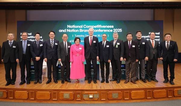 토론 세션 후 단체 사진 촬영을 한 주한 명예영사단과 주한 대사단 [사진 = 국가브랜드진흥원]