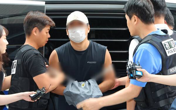 부모·형 살해한 30대 구속심사 출석. 연합뉴스