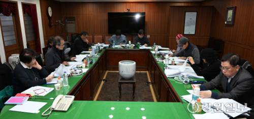 ◇2026 신춘 문예 심사위원들이 지난 16일 강원일보사에서 접수작들을 읽고 있다. 신세희기자