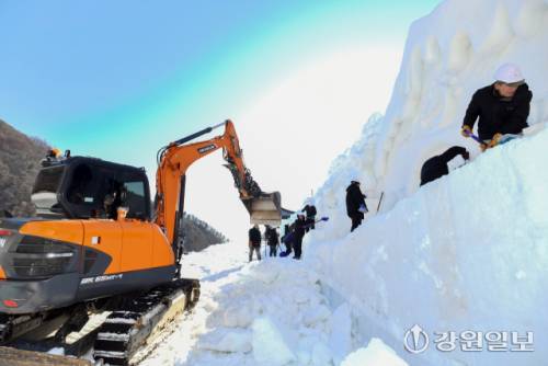 2025년 마지막 날인 31일, 화천산천어축제장에서 축제 개막 열흘을 앞두고 거대한 눈조각 작품 조성이 한창 진행되고 있다. 2026 얼음나라 화천산천어축제는 새해 1월 10일부터 2월1일까지 23일 간 열린다.