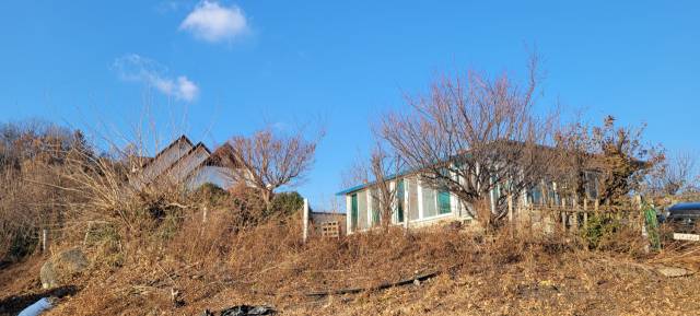 장성진교수(오른쪽)와 이부용시인의 집