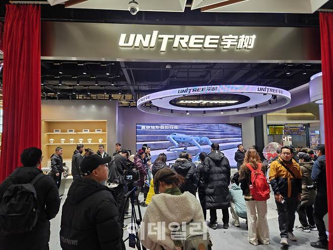31일 중국 베이징 징둥몰에서 오픈한 유니트리 매장 안이 방문객들로 붐비고 있다. (사진=이데일리 이명철 특파원)