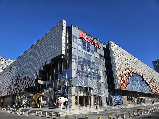 중국 첫 휴머노이드 로봇 전문 매장이 들어선 베이징 징둥몰 전경. (사진=이데일리 이명철 특파원)