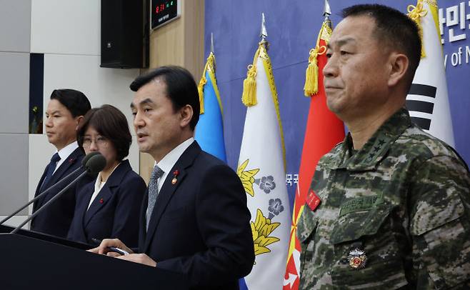 안규백 국방부 장관과 주일석 해병대사령관이 31일 서울 용산국 국방부 브리핑룸에서 열린 ‘준4군 체제로의 해병대 개편’ 관련 기자회견에 참석하고 있다. (사진=연합뉴스)