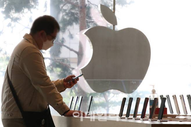 [이데일리 이영훈 기자] 애플스토어 매장에서 고객이 휴대폰을 사용해보고 있다.