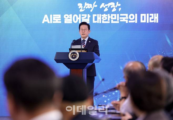 이재명 대통령이 8일 서울 중구 서울스퀘어에서 열린 대한민국, AI로 날다 국가인공지능(AI) 전략위원회 출범식에서 발언하고 있다. (대통령실통신사진기자단, 뉴시스)