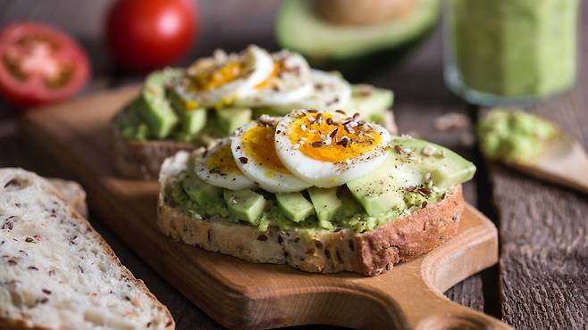 무언가를 계속 먹고 싶다면 칼로리가 높지 않고, 영양소가 풍부한 음식을 섭취하는 것이 좋다 | 출처: 클립아트코리아