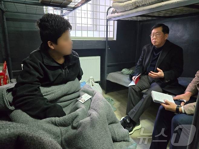 유용원 국민의힘 의원이 지난 2월 25일 우크라이나에서 북한군 포로 2명을 면담하는 모습 (유용원 의원실 제공, 재판매 및 DB 금지) 2025.3.4/뉴스1