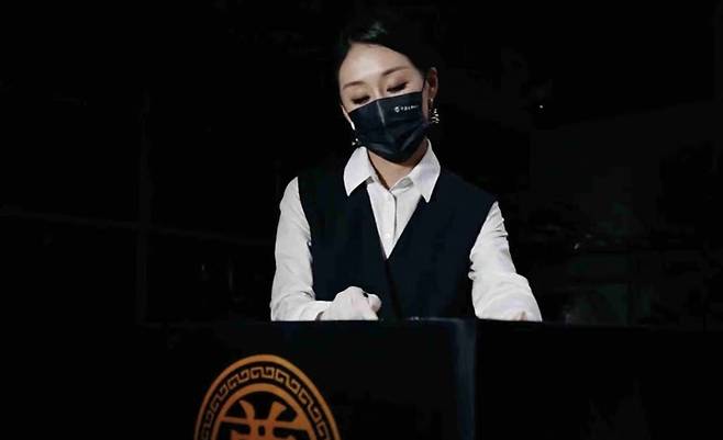 판 씨가 죽은 사람에게 바를 화장품을 조심스럽게 준비하는 모습. (더우인)