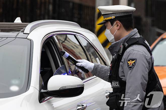 5일 오전 서울 서대문구 고은초등학교 앞에서 신학기 안전한 학교 만들기 캠페인의 일환으로 경찰들이 음주단속을 하고 있다. 2025.3.5/뉴스1 ⓒ News1 이승배 기자