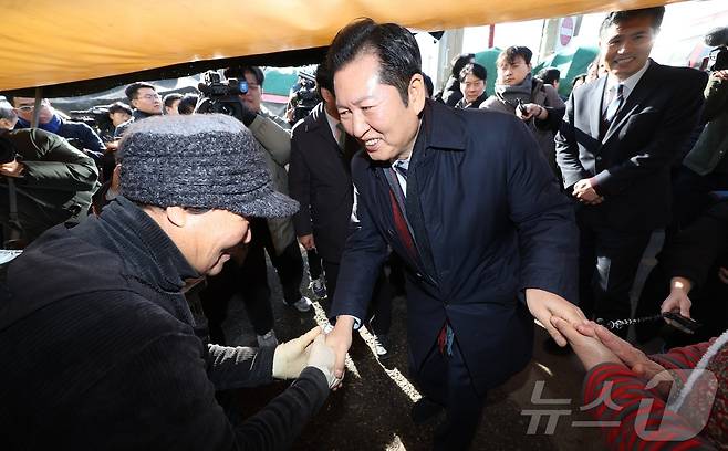 정청래 더불어민주당 대표가 31일 전북 전주시 남부시장을 찾아 상인들과 인사를 나누고 있다. 2025.12.31/뉴스1 ⓒ News1 유경석 기자