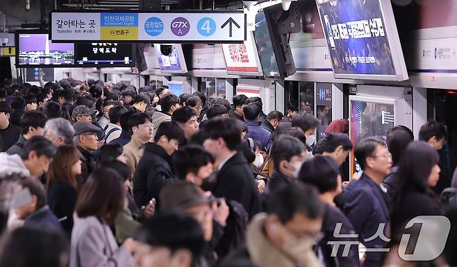 1일 서울 중구 서울역에서 시민들이 지하철을 이용해 출근길을 서두르는 모습. 2025.12.1/뉴스1 ⓒ News1 김성진 기자