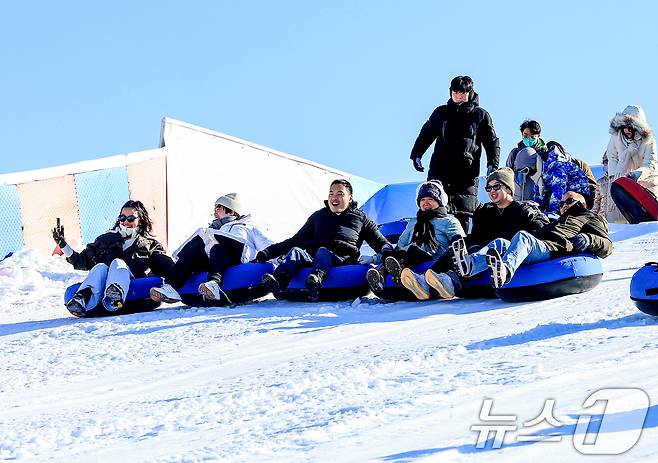 31일 서울 광진구 뚝섬한강공원 눈썰매장을 찾은 외국인 관광객들이 썰매를 즐기고 있다.  2025.12.31/뉴스1 ⓒ News1 이호윤 기자