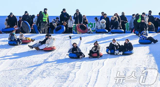 31일 서울 광진구 뚝섬한강공원 눈썰매장을 찾은 외국인 관광객들과 시민들이 썰매를 즐기고 있다. 2025.12.31/뉴스1 ⓒ News1 이호윤 기자