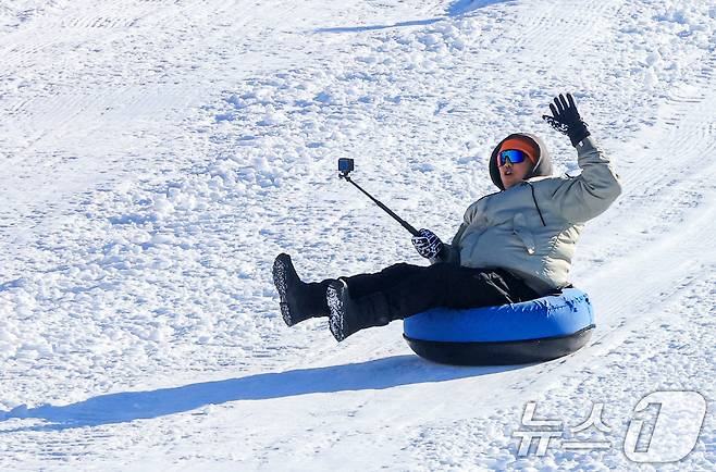 31일 서울 광진구 뚝섬한강공원 눈썰매장을 찾은 외국인 관광객이 썰매를 즐기고 있다. 2025.12.31/뉴스1 ⓒ News1 이호윤 기자