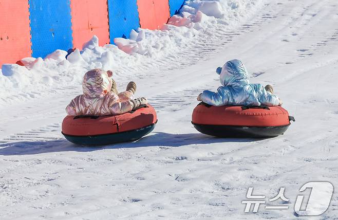 31일 서울 광진구 뚝섬한강공원 눈썰매장을 찾은 아이들이 썰매를 즐기고 있다.  2025.12.31/뉴스1 ⓒ News1 이호윤 기자