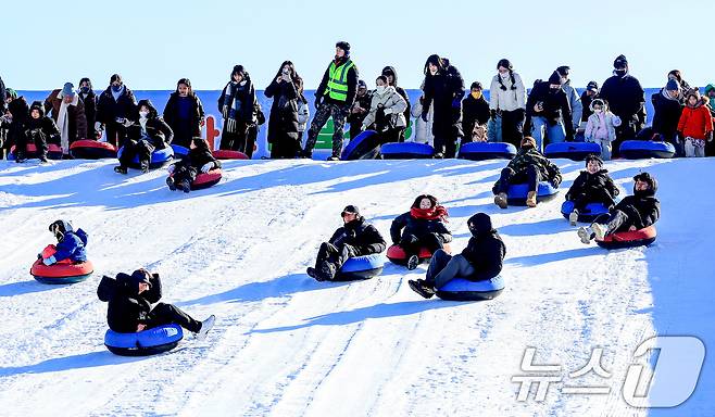 31일 서울 광진구 뚝섬한강공원 눈썰매장을 찾은 외국인 관광객들과 시민들이 썰매를 즐기고 있다. 2025.12.31/뉴스1 ⓒ News1 이호윤 기자
