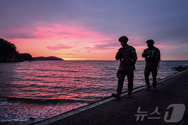 지난 23일 서해 최전방 말도에서 해병대 장병들이 일출 시간 해안경계작전 임무(수제선 정찰)를 수행하고 있다. (해병대사령부 제공. 재판매 및 DB 금지) 2025.12.31/뉴스1