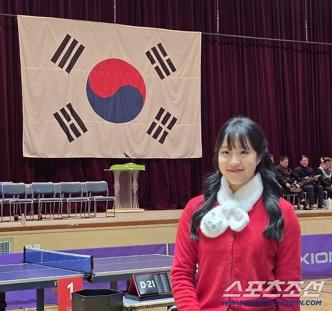 신유빈이 후원사 신한금융이 선물한 목도리를 맨 채 미소를 지어보였다.