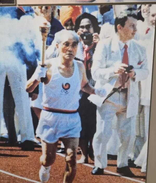 1988 서울 올림픽 개막식에서 손기정이 성화를 들고 메인스타디움에 들어서고 있는 사진.&nbsp;