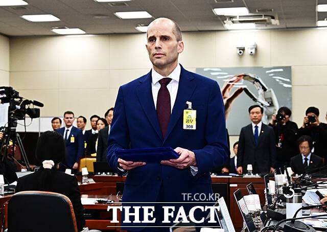 해롤드 로저스 쿠팡 대표이사가 30일 오전 서울 여의도 국회에서 열린 ‘쿠팡 침해사고 및 개인정보 유출, 불공정 거래, 노동환경 실태 파악과 재발방지 대책 마련을 위한 청문회’에 증인으로 출석해 선서를 마친 뒤 선서문를 제출하기 위해 이동하고 있다. /국회=배정한 기자
